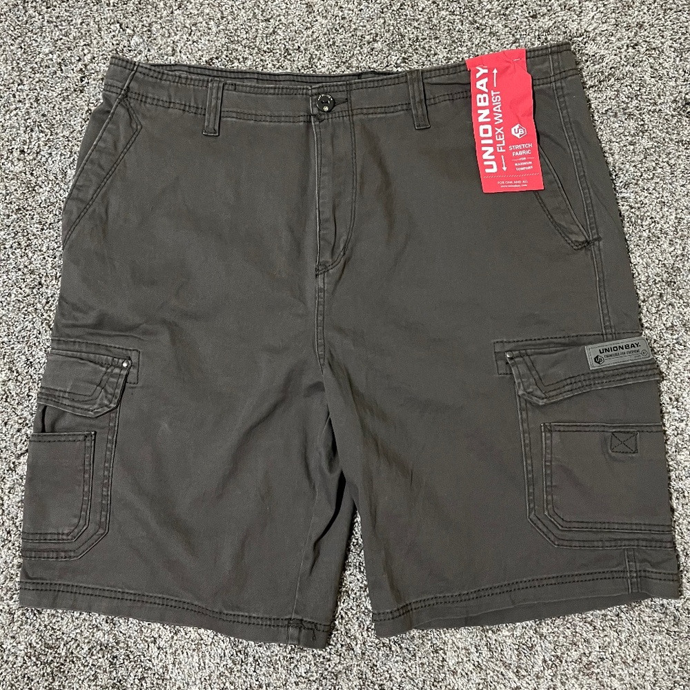Union Bay Men's Size 42 Flex Waist Cargo short; new with tags